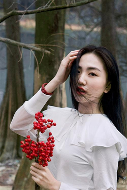 男生把坤坤放进女生的坤坤里场景示意